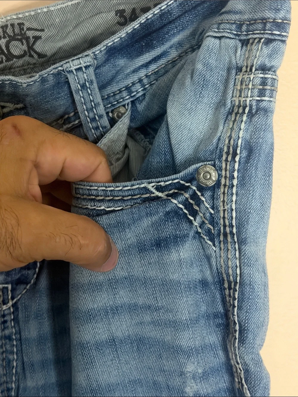 Buckle Men's Relaxed Jeans - Light Blue Wash
